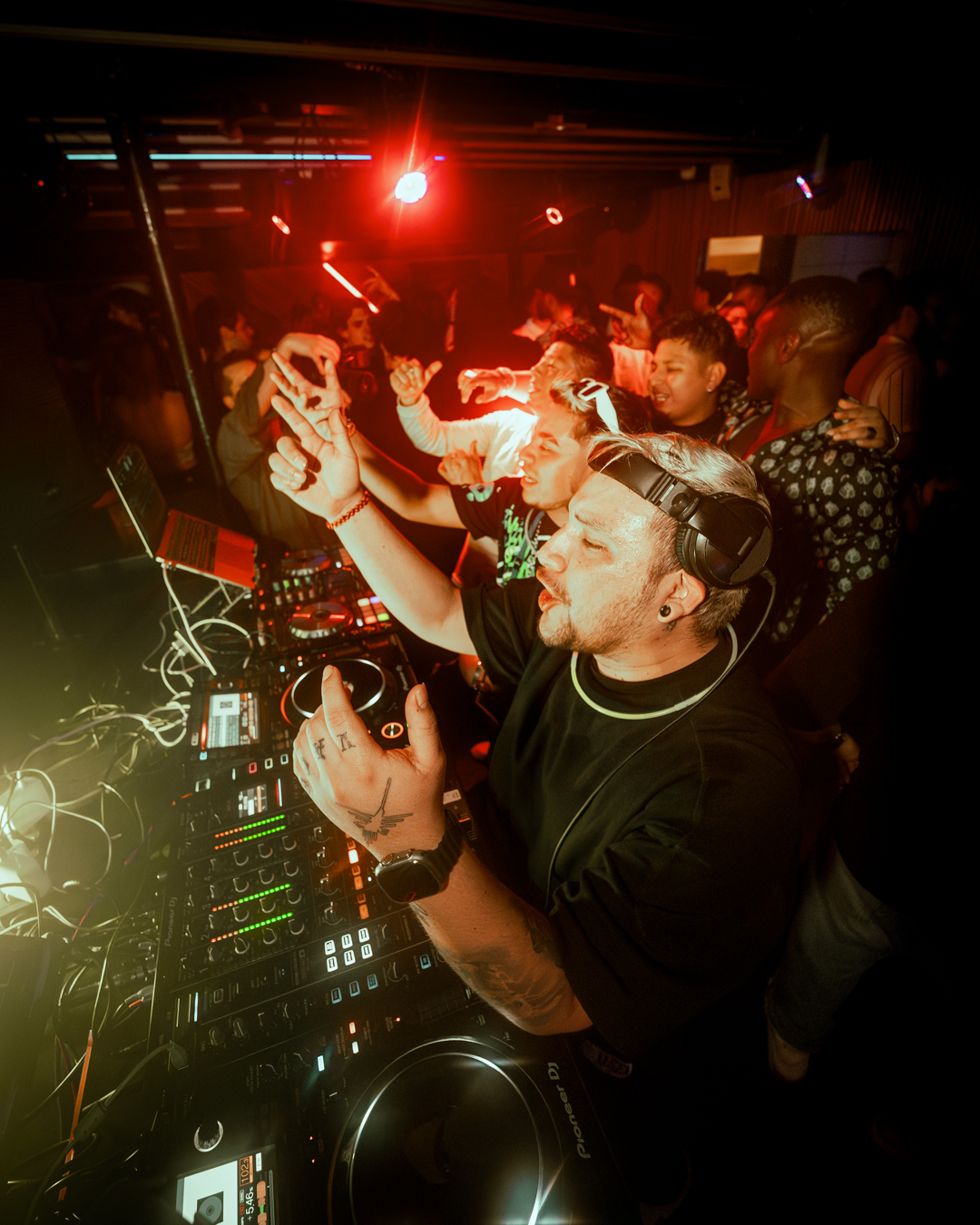 DJ aux platines et public en soirée sur un bateau à Paris