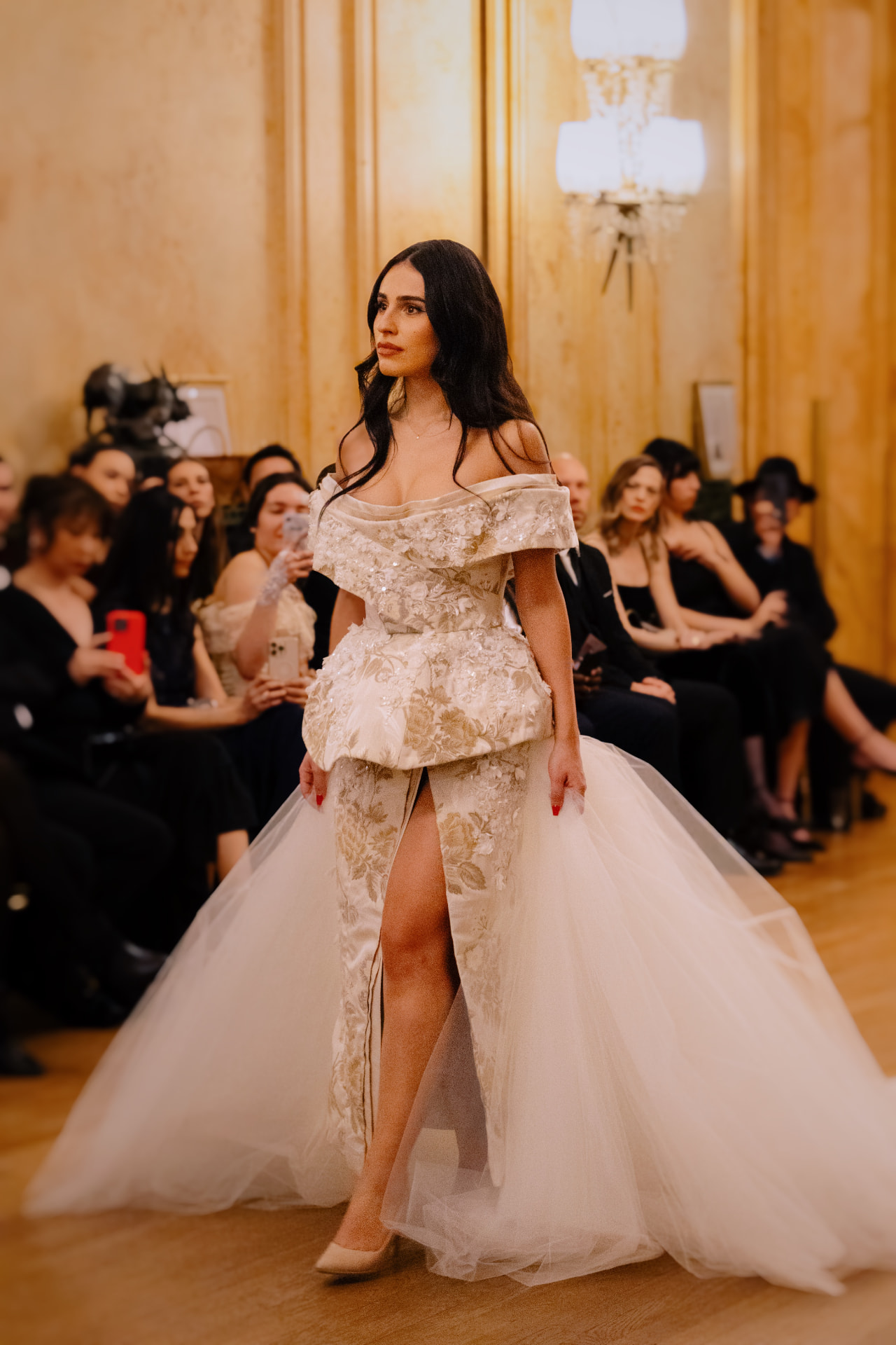 Mannequin en robe de haute couture lors d'un défilé à Paris